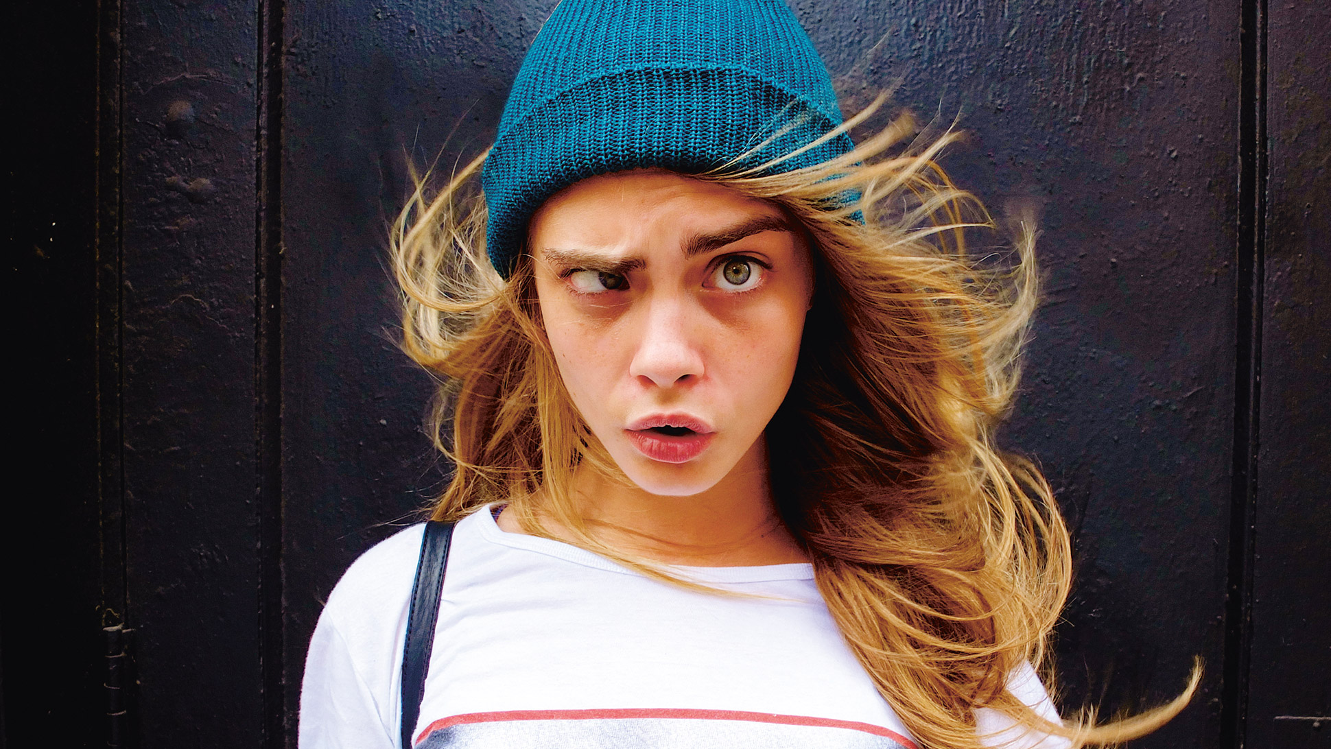 Husté obočí a nepřeberné množství grimas. Cara Delevingne dobývá svět.